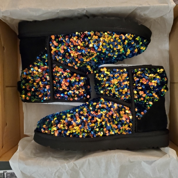 NIB UGG Classic Mini - Picture 7 of 8